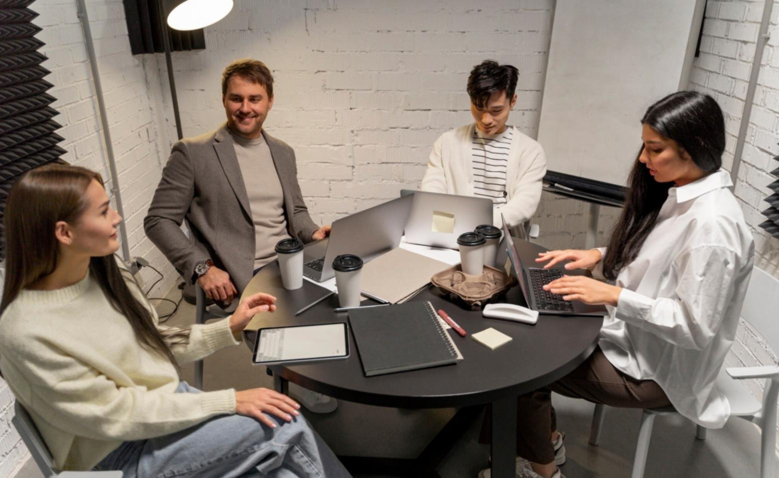 Специалист работает с финансовыми данными